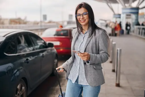 Femme attendant un taxi a nantes aeroport pour un trajet longue distance